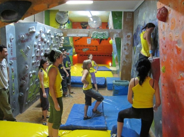 Preparandonos en el rocodromo.jpg